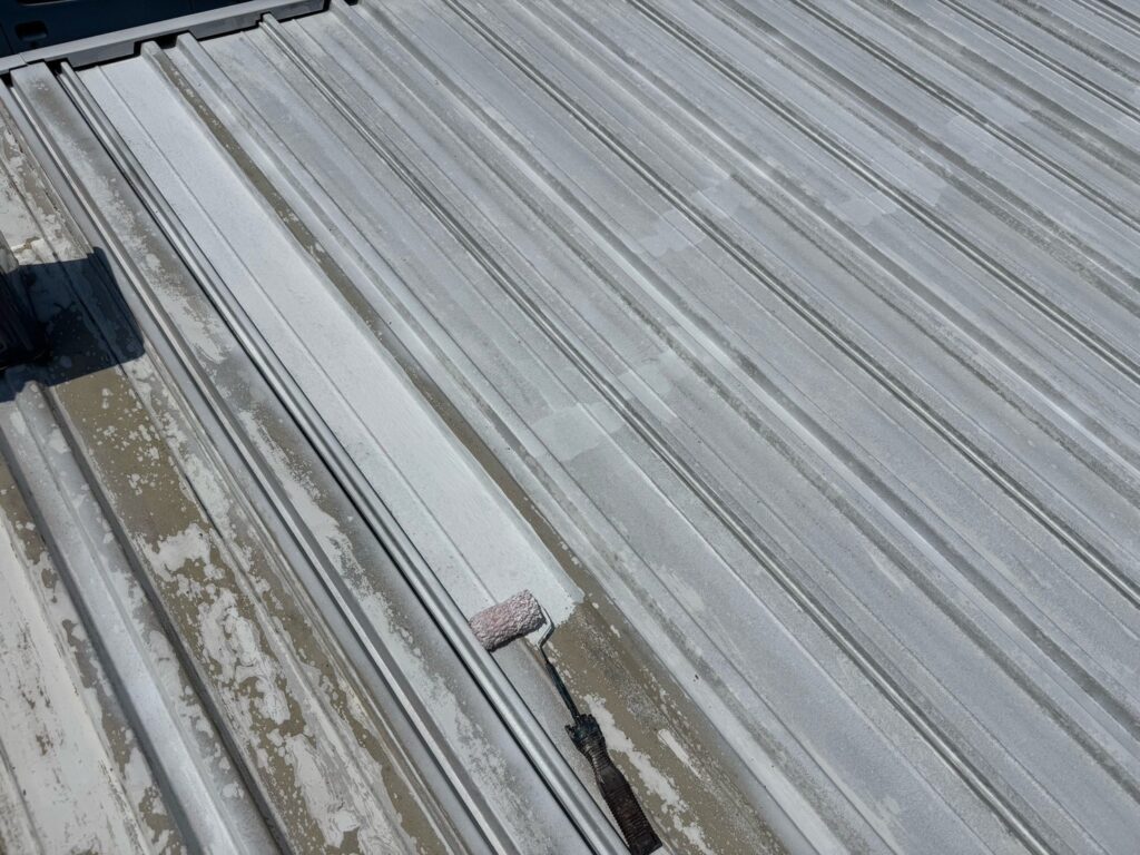 屋根下塗り（サビ止め）<br />
先行サビ止めが完了した後に全体にサビ止めを塗っていきます。